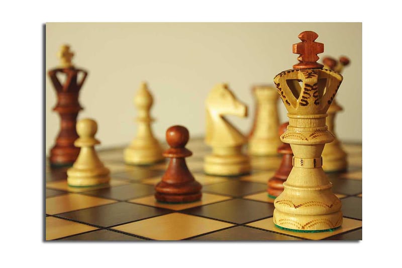 Lerretsbilde 70x100 cm - Et sjakkbrett med trebrikker i fokus, hvor dronningen står fremtredende, Lys brun / Mørk brun / Beige