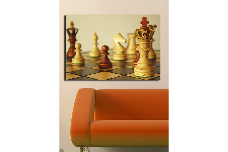 Lerretsbilde 70x100 cm - Et sjakkbrett med trebrikker i fokus, hvor dronningen står fremtredende - Lys brun / Mørk brun / Beige - Innredning - Bilder & kunst - Lerretsbilder