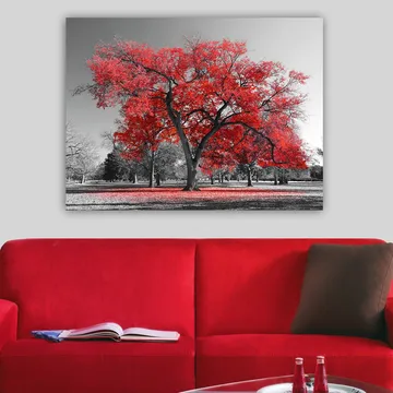 Lerretsbilde 70x100 cm - Et stort rødt tre i et svart-hvitt parklandskap - Rød / Svart - Innredning - Bilder & kunst - Lerretsbilder