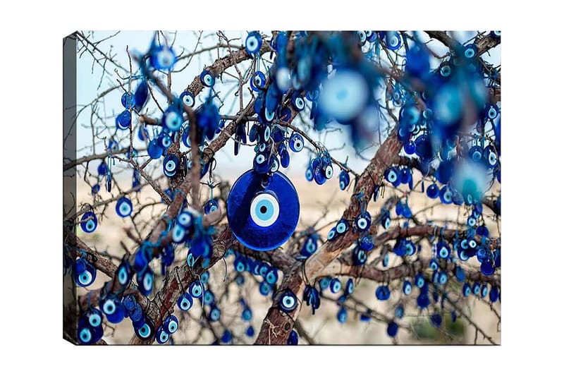 Lerretsbilde 70x100 cm - Et tre dekorert med blå øyeamuletter som symboliserer beskyttelse og flaks, Mørk blå / Lys blå / Hvit