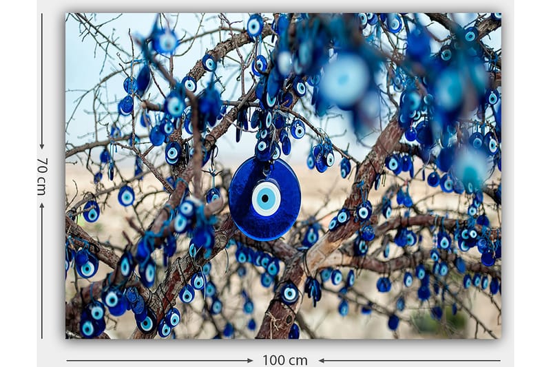 Lerretsbilde 70x100 cm - Et tre dekorert med blå øyeamuletter som symboliserer beskyttelse og flaks - Mørk blå / Lys blå / Hvit - Innredning - Bilder & kunst - Lerretsbilder