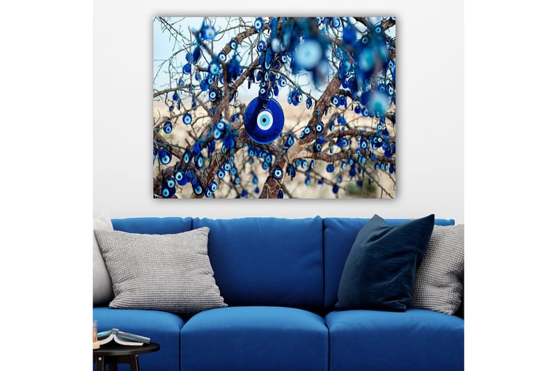 Lerretsbilde 70x100 cm - Et tre dekorert med blå øyeamuletter som symboliserer beskyttelse og flaks - Mørk blå / Lys blå / Hvit - Innredning - Bilder & kunst - Lerretsbilder