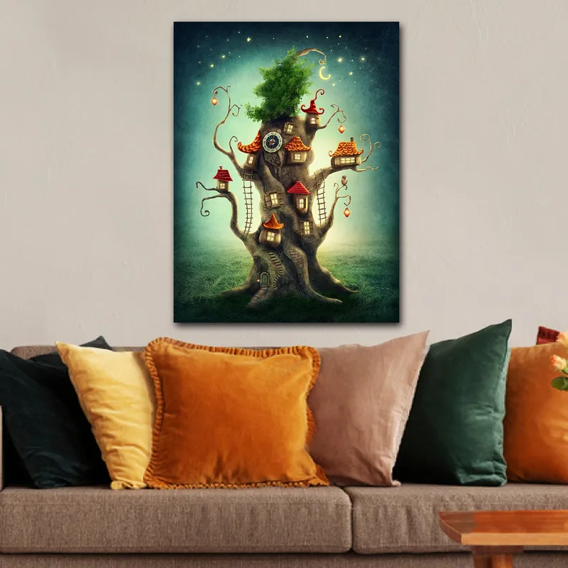 Lerretsbilde 70x100 cm - Fantasifullt trebilde med små hus og en frodig krone - Brun / Grønn / Rød - Innredning - Bilder & kunst - Lerretsbilder