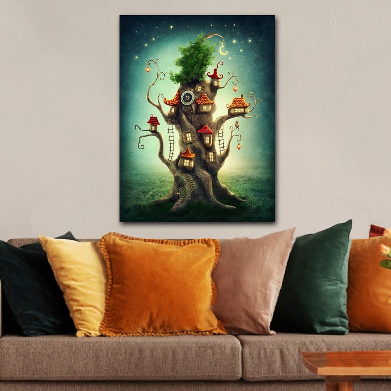 Lerretsbilde 70x100 cm - Fantasifullt trebilde med små hus og en frodig krone - Brun / Grønn / Rød - Innredning - Bilder & kunst - Lerretsbilder