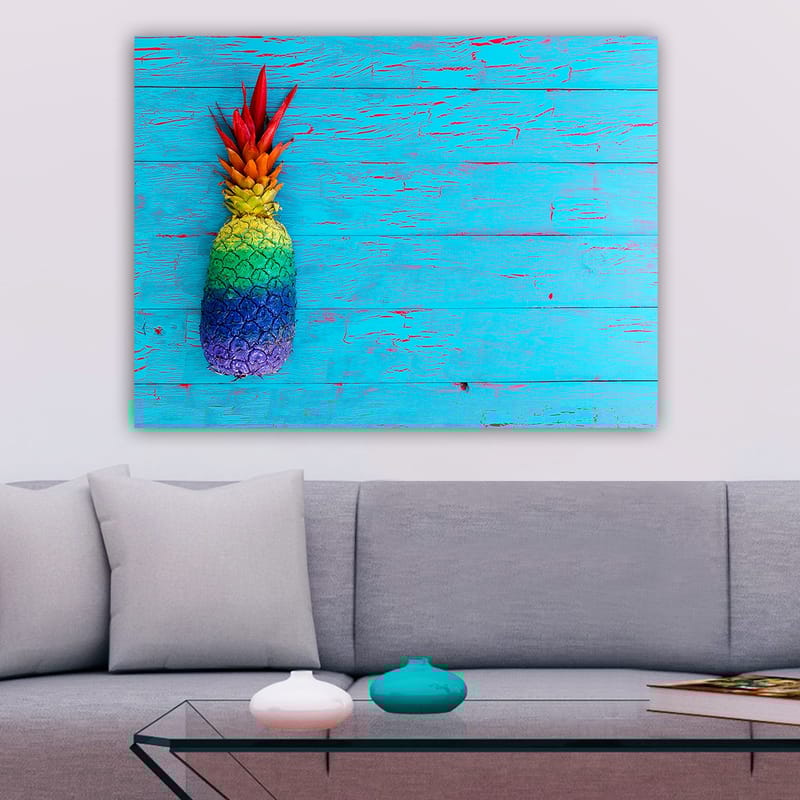 Lerretsbilde 70x100 cm - Fargerik ananas mot en lyseblå bakgrunn - Blå / Grønn / Rød - Innredning - Bilder & kunst - Lerretsbilder