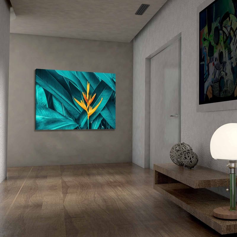 Lerretsbilde 70x100 cm - Fargerik blomst omgitt av store, grønne blader - Turkis / Gul - Innredning - Bilder & kunst - Lerretsbilder