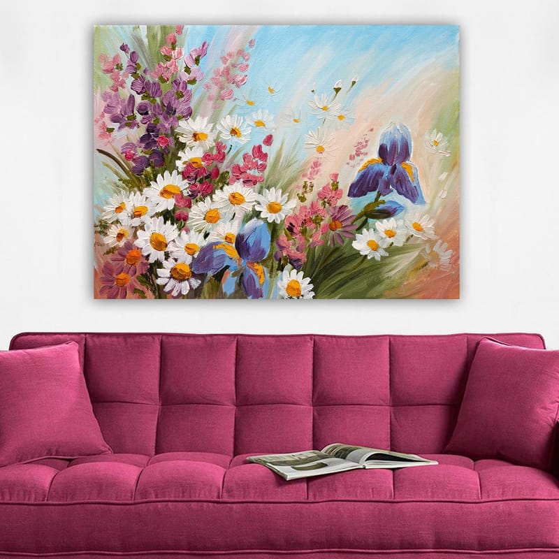 Lerretsbilde 70x100 cm - Fargerik blomsterbukett, inkludert iris og tusenfryd, som fanger en livlig sommerfølelse - Lilla / Hvit / Grønn - Innredning - Bilder & kunst - Lerretsbilder