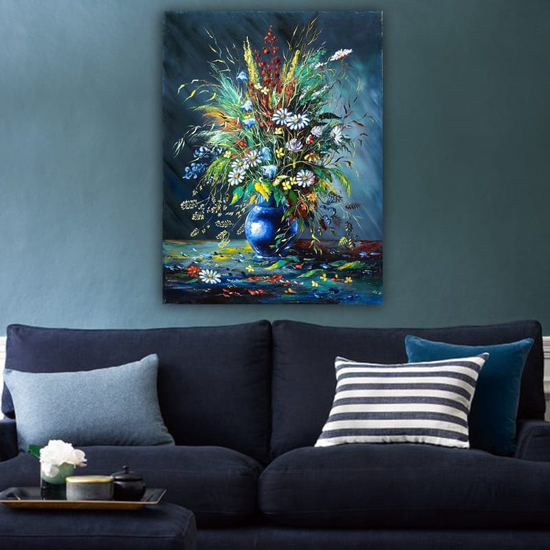 Lerretsbilde 70x100 cm - Fargerik blomsterbukett i en blå vase - Blå / Grønn / Hvit - Innredning - Bilder & kunst - Lerretsbilder
