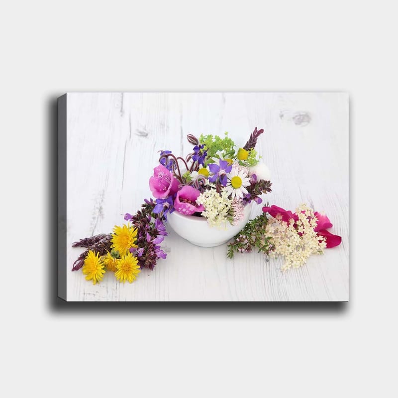 Lerretsbilde 70x100 cm - Fargerik blomsterbukett i en hvit bolle, Lilla / Gul / Rosa