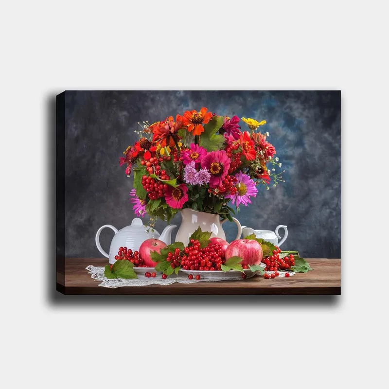 Lerretsbilde 70x100 cm - Fargerik blomsterbukett i en hvit potte, omgitt av epler og bær, Rød / Grønn / Rosa