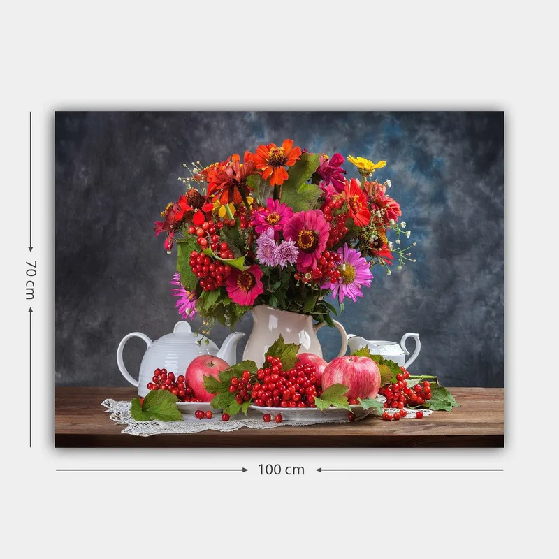 Lerretsbilde 70x100 cm - Fargerik blomsterbukett i en hvit potte, omgitt av epler og bær - Rød / Grønn / Rosa - Innredning - Bilder & kunst - Lerretsbilder
