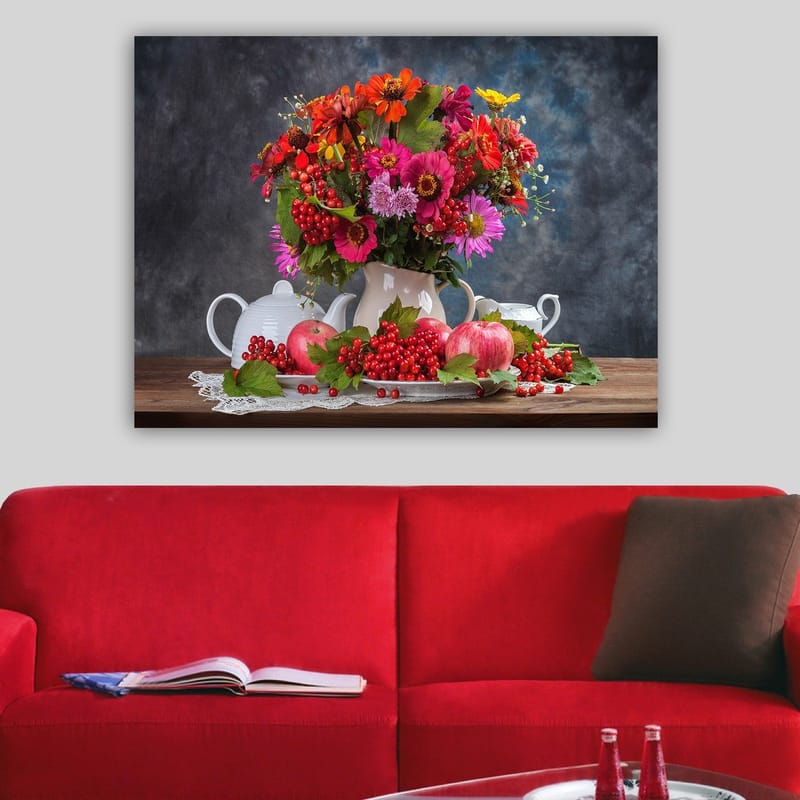 Lerretsbilde 70x100 cm - Fargerik blomsterbukett i en hvit potte, omgitt av epler og bær - Rød / Grønn / Rosa - Innredning - Bilder & kunst - Lerretsbilder