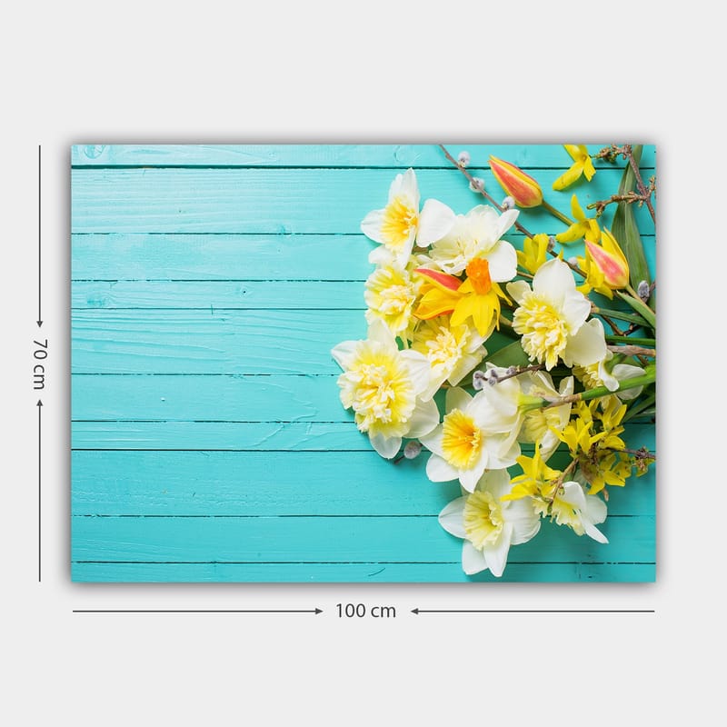 Lerretsbilde 70x100 cm - Fargerik blomsterbukett på en turkis treflate - Turkis / Hvit / Gul - Innredning - Bilder & kunst - Lerretsbilder