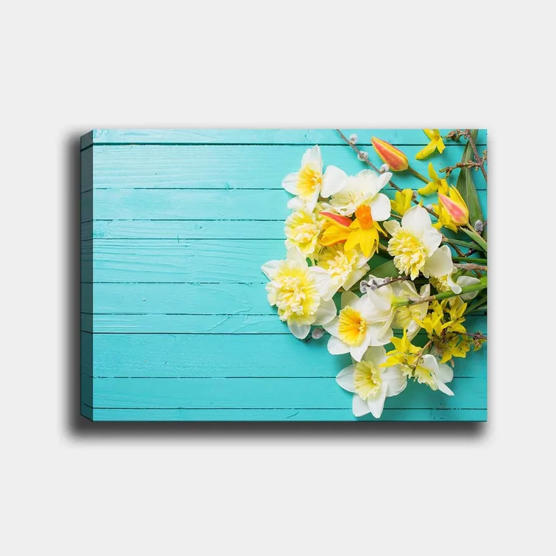 Lerretsbilde 70x100 cm - Fargerik blomsterbukett på en turkis treflate, Turkis / Hvit / Gul