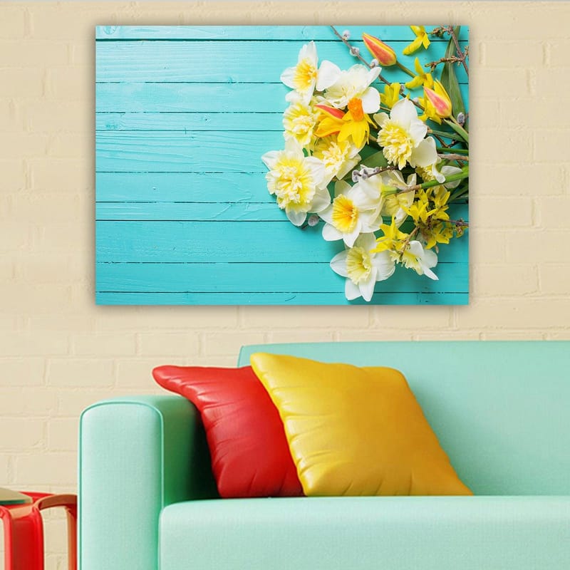 Lerretsbilde 70x100 cm - Fargerik blomsterbukett på en turkis treflate - Turkis / Hvit / Gul - Innredning - Bilder & kunst - Lerretsbilder