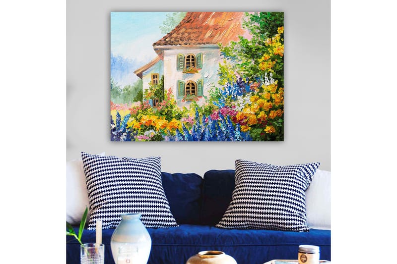 Lerretsbilde 70x100 cm - Fargerik blomsterhage foran et sjarmerende hus med skodder, Gul / Blå / Grønn