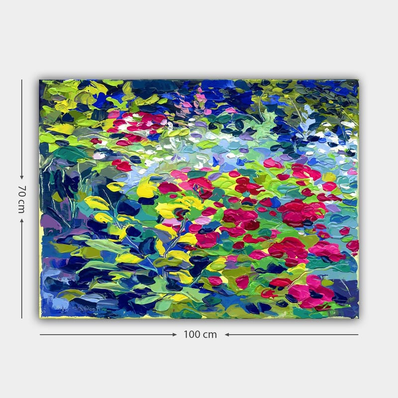 Lerretsbilde 70x100 cm - Fargerik blomsterhage med røde og rosa blomster som dominerer motivet - Grønn / Rød / Blå - Innredning - Bilder & kunst - Lerretsbilder