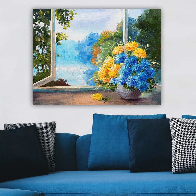 Lerretsbilde 70x100 cm - Fargerik bukett med blå og gule blomster i en vase, plassert ved et vindu med utsikt over et naturskjønt landskap - Blå / Gul - Innredning - Bilder & kunst - Lerretsbilder