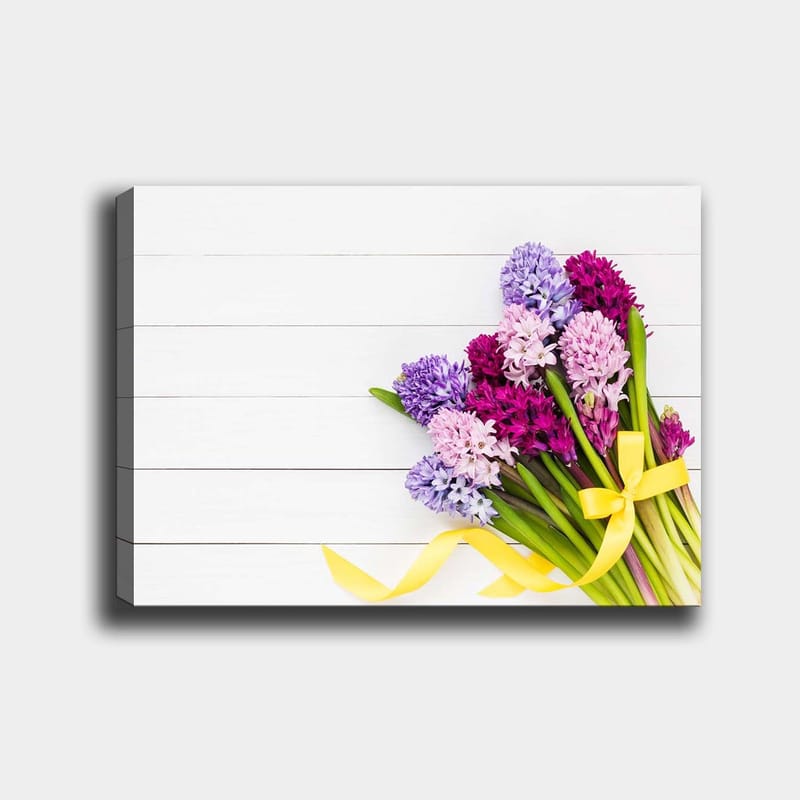 Lerretsbilde 70x100 cm - Fargerik bukett med hyasinter med gul sløyfe - Lilla / Rosa / Gul - Innredning - Bilder & kunst - Lerretsbilder