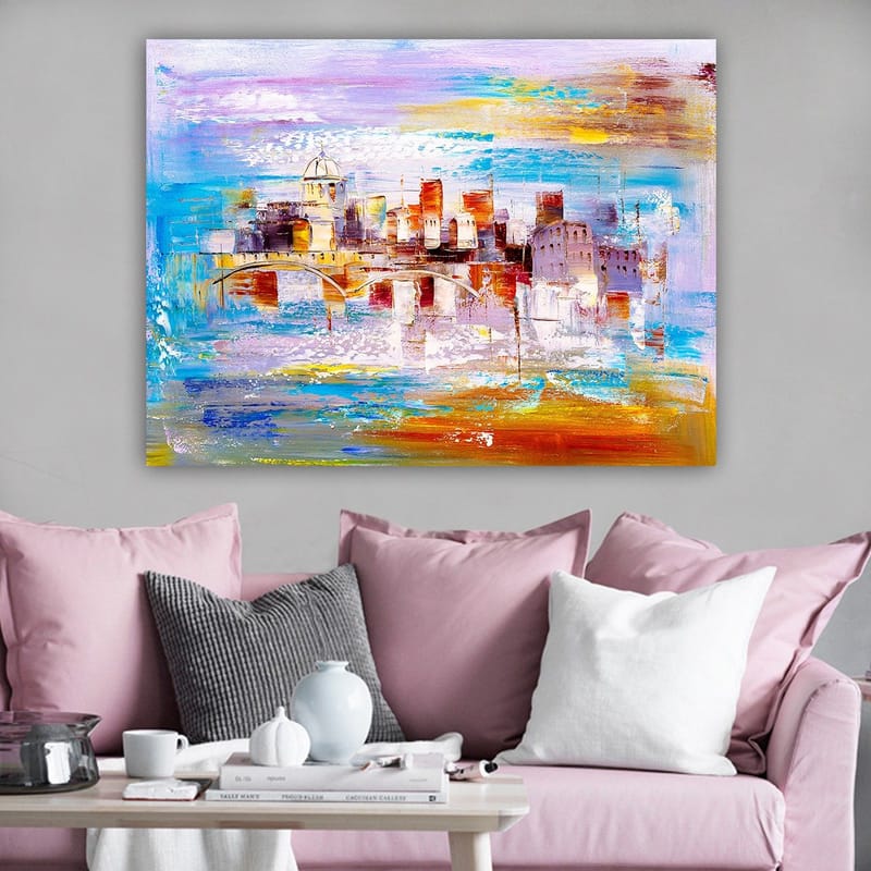 Lerretsbilde 70x100 cm - Fargerik bybilde med en bro som strekker seg over et vann - Blå / Oransje / Lilla - Innredning - Bilder & kunst - Lerretsbilder