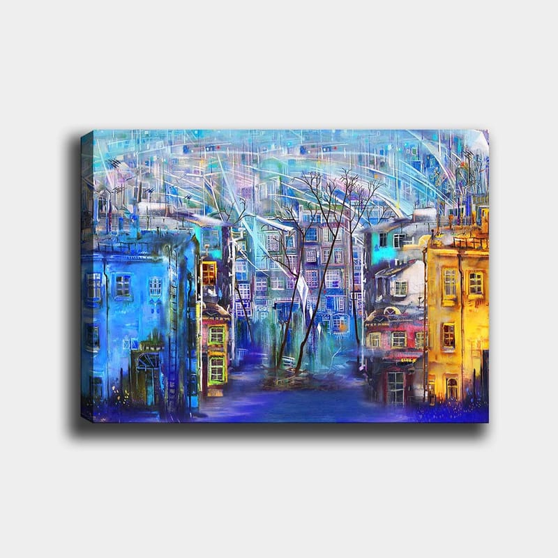 Lerretsbilde 70x100 cm - Fargerik bybilde med hus i forskjellige nyanser og trær under en regnfull himmel, Blå / Gul / Lilla