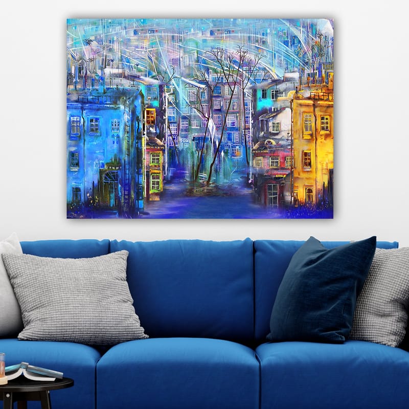 Lerretsbilde 70x100 cm - Fargerik bybilde med hus i forskjellige nyanser og trær under en regnfull himmel - Blå / Gul / Lilla - Innredning - Bilder & kunst - Lerretsbilder