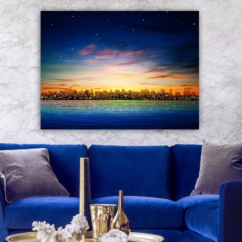 Lerretsbilde 70x100 cm - Fargerik byutsikt ved solnedgang med refleksjoner i vannet - Mørk blå / Oransje / Lys grønn - Innredning - Bilder & kunst - Lerretsbilder