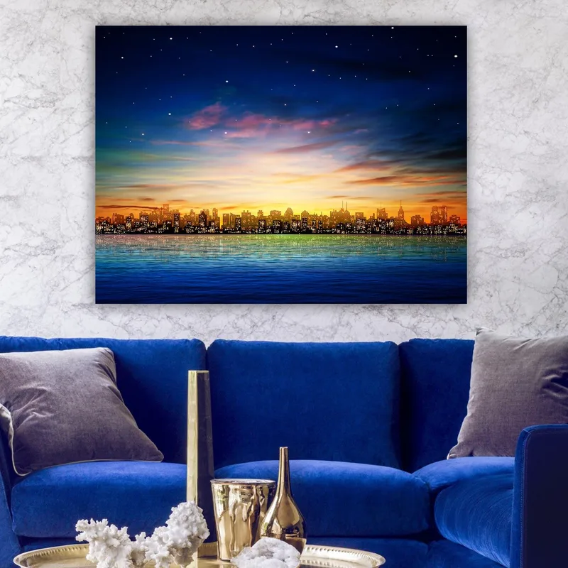 Lerretsbilde 70x100 cm - Fargerik byutsikt ved solnedgang med refleksjoner i vannet - Mørk blå / Oransje / Lys grønn - Innredning - Bilder & kunst - Lerretsbilder