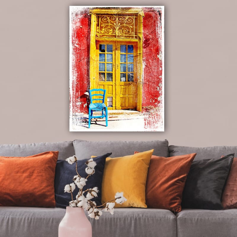 Lerretsbilde 70x100 cm - Fargerik dør med en blå stol foran på en rød vegg - Gul / Rød / Blå - Innredning - Bilder & kunst - Lerretsbilder