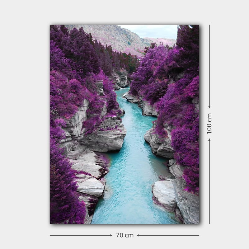 Lerretsbilde 70x100 cm - Fargerik elv som slynger seg gjennom en fjellkløft omgitt av lilla trær og steiner - Lilla / Turkis - Innredning - Bilder & kunst - Lerretsbilder