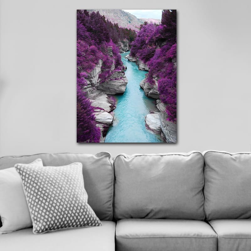 Lerretsbilde 70x100 cm - Fargerik elv som slynger seg gjennom en fjellkløft omgitt av lilla trær og steiner - Lilla / Turkis - Innredning - Bilder & kunst - Lerretsbilder