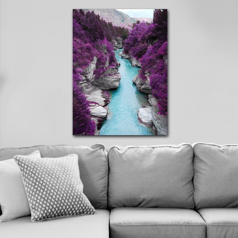 Lerretsbilde 70x100 cm - Fargerik elv som slynger seg gjennom en fjellkløft omgitt av lilla trær og steiner - Lilla / Turkis - Innredning - Bilder & kunst - Lerretsbilder