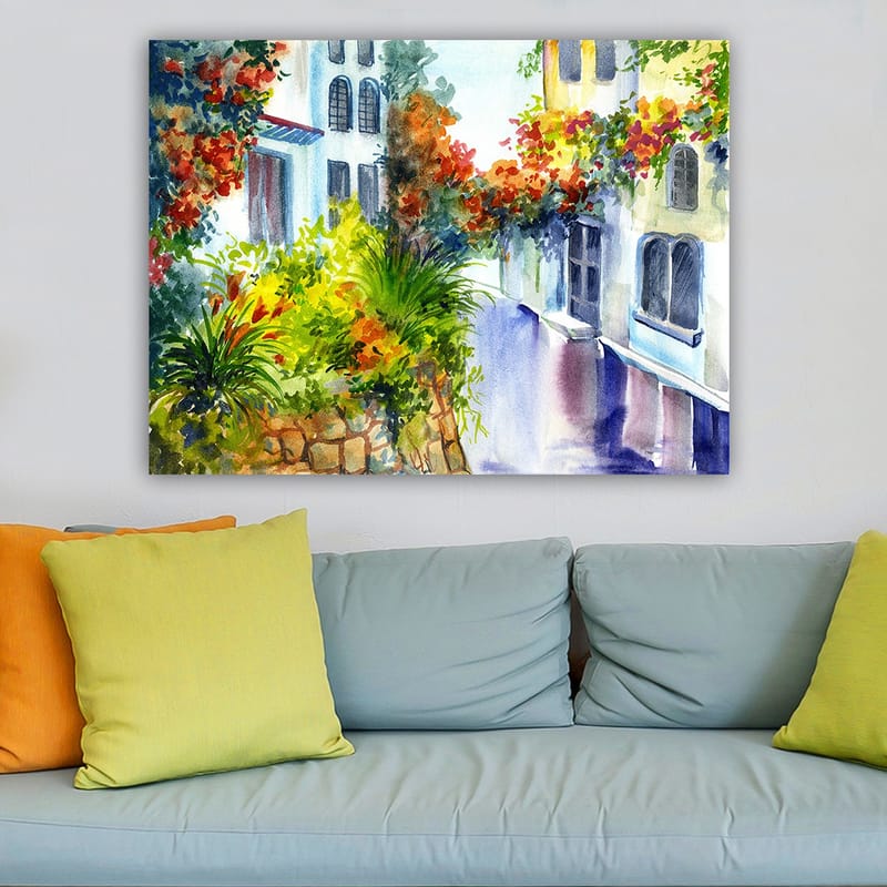 Lerretsbilde 70x100 cm - Fargerik gate med blomster og grøntområder i et middelhavsmiljø - Grønn / Rød / Blå - Innredning - Bilder & kunst - Lerretsbilder