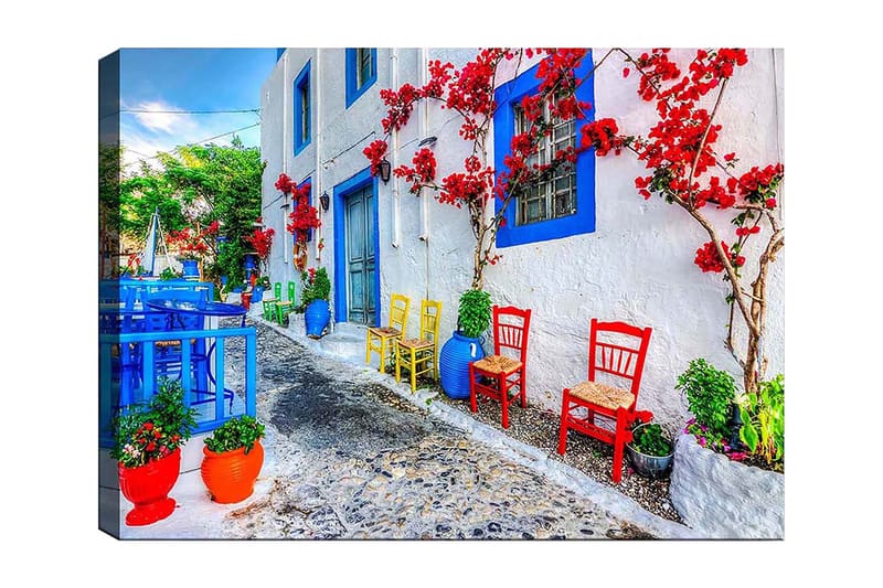 Lerretsbilde 70x100 cm - Fargerik gate med blomster og stoler i forskjellige farger som skaper en livlig atmosfære - Blå / Rød / Grønn - Innredning - Bilder & kunst - Lerretsbilder