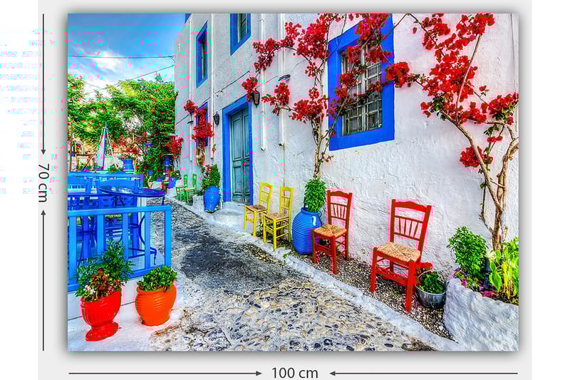 Lerretsbilde 70x100 cm - Fargerik gate med blomster og stoler i forskjellige farger som skaper en livlig atmosfære - Blå / Rød / Grønn - Innredning - Bilder & kunst - Lerretsbilder