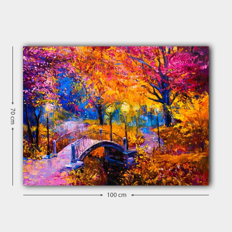 Lerretsbilde 70x100 cm - Fargerik høstscene med en bro som spenner over en stille vannflate, omgitt av trær i varme høstfarger - Oransje / Lilla / Gul - Innredning - Bilder & kunst - Lerretsbilder