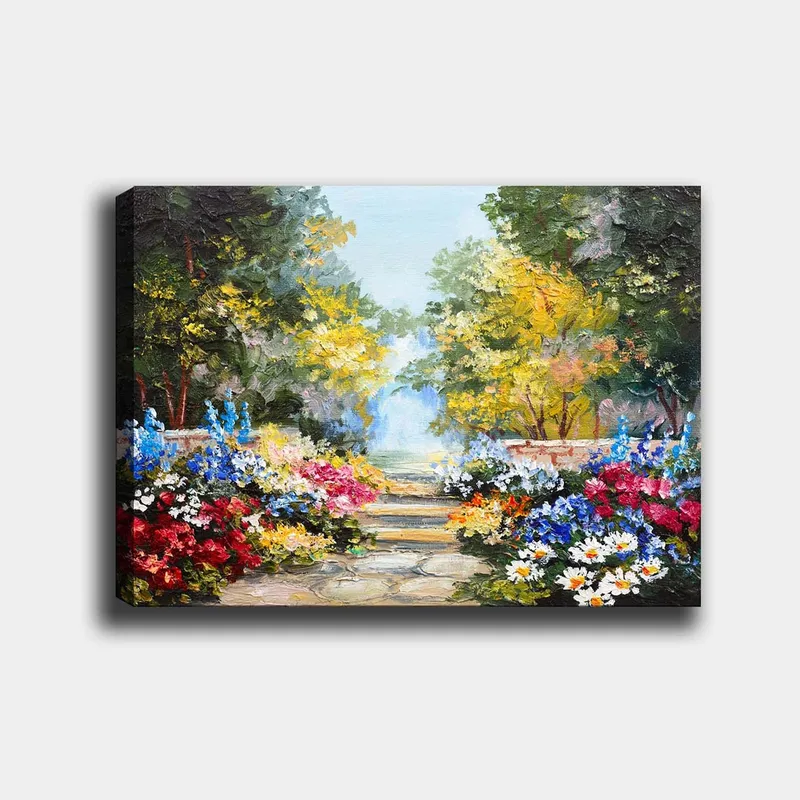 Lerretsbilde 70x100 cm - Fargerik hage med blomsteroppsatser og en asfaltert sti som fører inn i et frodig miljø, Grønn / Rød / Blå