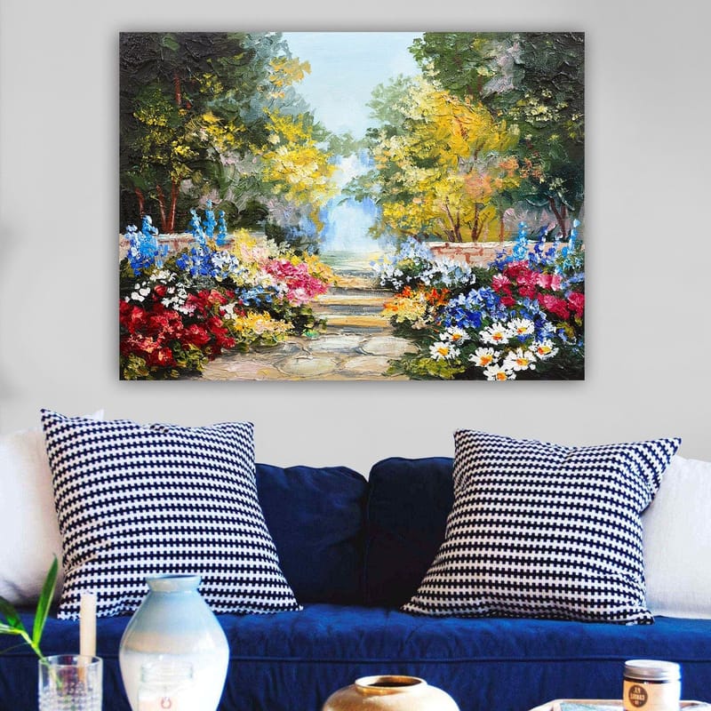 Lerretsbilde 70x100 cm - Fargerik hage med blomsteroppsatser og en asfaltert sti som fører inn i et frodig miljø - Grønn / Rød / Blå - Innredning - Bilder & kunst - Lerretsbilder