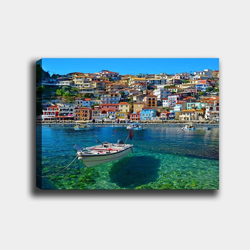 Lerretsbilde 70x100 cm - Fargerik havn med en båt forankret i klart vann, omgitt av livlige hus, Blå / Rød / Gul