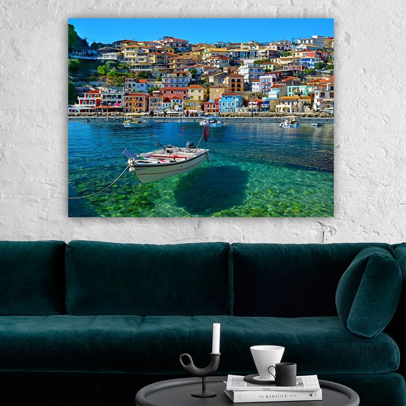 Lerretsbilde 70x100 cm - Fargerik havn med en båt forankret i klart vann, omgitt av livlige hus - Blå / Rød / Gul - Innredning - Bilder & kunst - Lerretsbilder