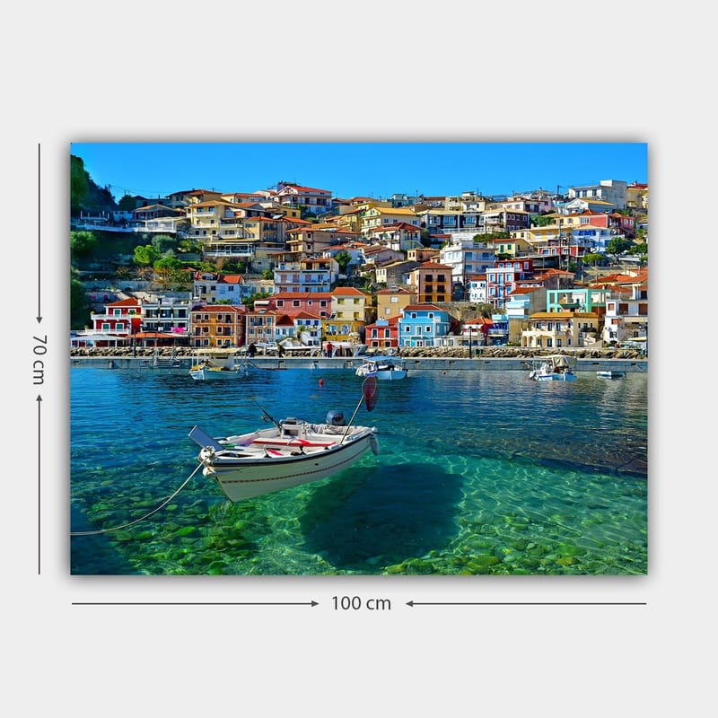 Lerretsbilde 70x100 cm - Fargerik havn med en båt forankret i klart vann, omgitt av livlige hus - Blå / Rød / Gul - Innredning - Bilder & kunst - Lerretsbilder
