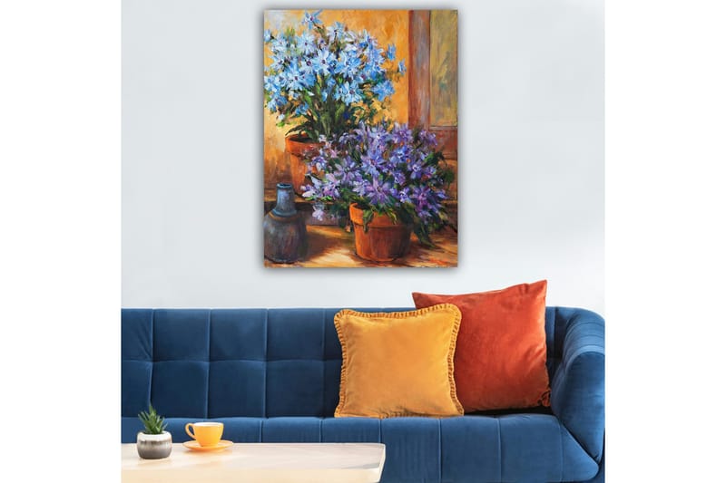 Lerretsbilde 70x100 cm - Fargerik komposisjon av blå og lilla blomster i potter - Blå / Lilla / Grønn - Innredning - Bilder & kunst - Lerretsbilder