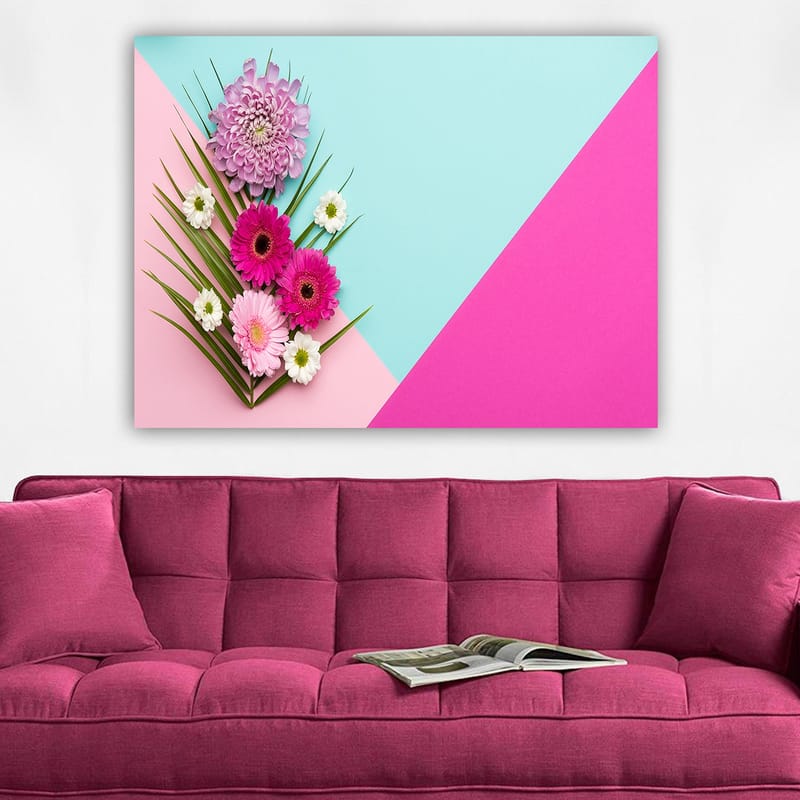 Lerretsbilde 70x100 cm - Fargerik komposisjon av blomster mot en geometrisk bakgrunn i pastellfarger - Rosa / Lys blå / Grønn - Innredning - Bilder & kunst - Lerretsbilder