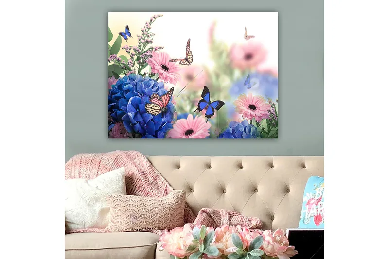 Lerretsbilde 70x100 cm - Fargerik komposisjon av blomster og sommerfugler i et harmonisk naturmiljø - Blå / Rosa / Lilla - Innredning - Bilder & kunst - Lerretsbilder