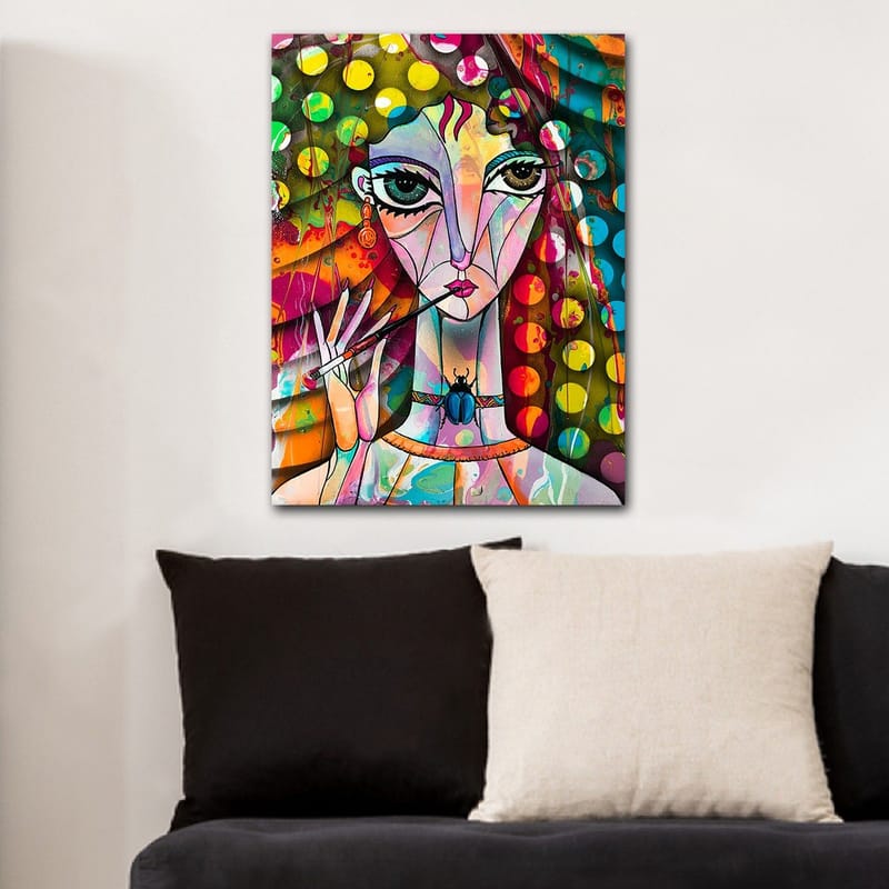Lerretsbilde 70x100 cm - Fargerik kvinne med store øyne som holder en pensel og har en skulpturell frisyre - Grønn / Rosa / Blå - Innredning - Bilder & kunst - Lerretsbilder