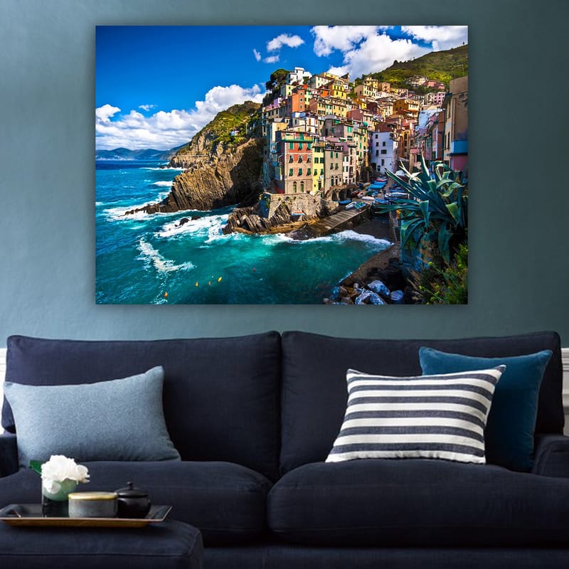 Lerretsbilde 70x100 cm - Fargerik kystlandsby med fargerike hus som klatrer opp klippene ved havet - Blå / Grønn / Beige - Innredning - Bilder & kunst - Lerretsbilder