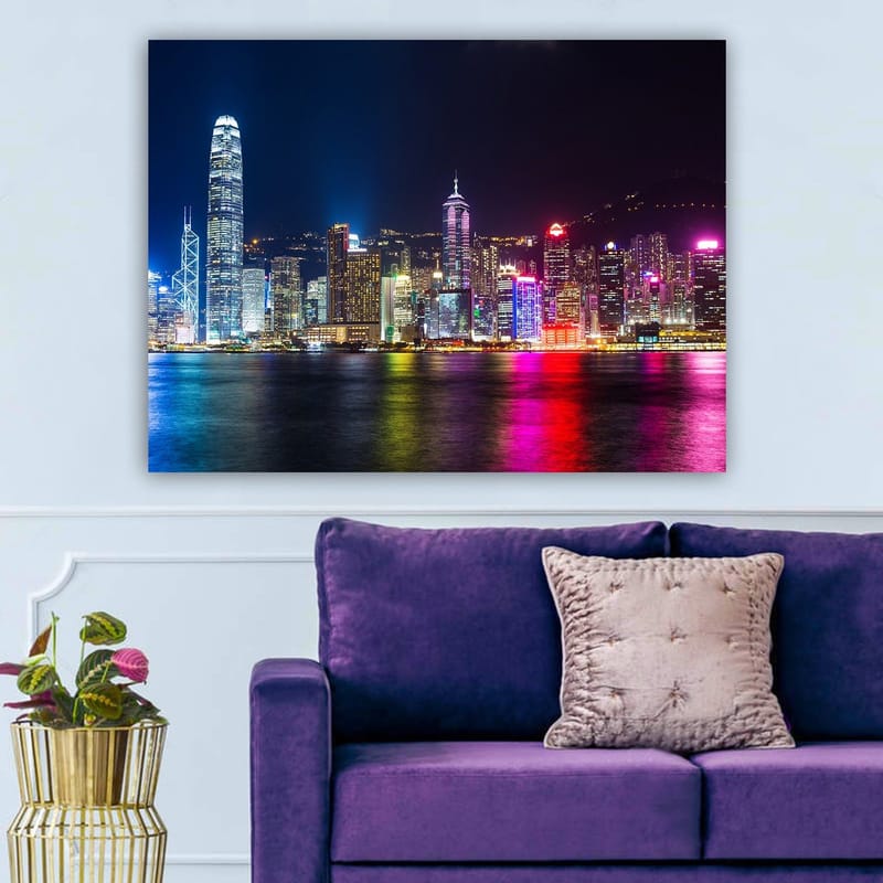 Lerretsbilde 70x100 cm - Fargerik nattutsikt over Hong Kongs skyline med opplyste skyskrapere - Blå / Lilla / Rosa - Innredning - Bilder & kunst - Lerretsbilder