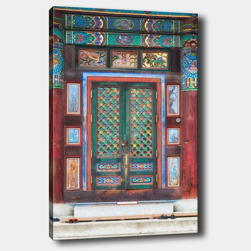Lerretsbilde 70x100 cm - Fargerik og detaljert dør med tradisjonelle mønstre og dekorasjoner, Grønn / Rød / Blå