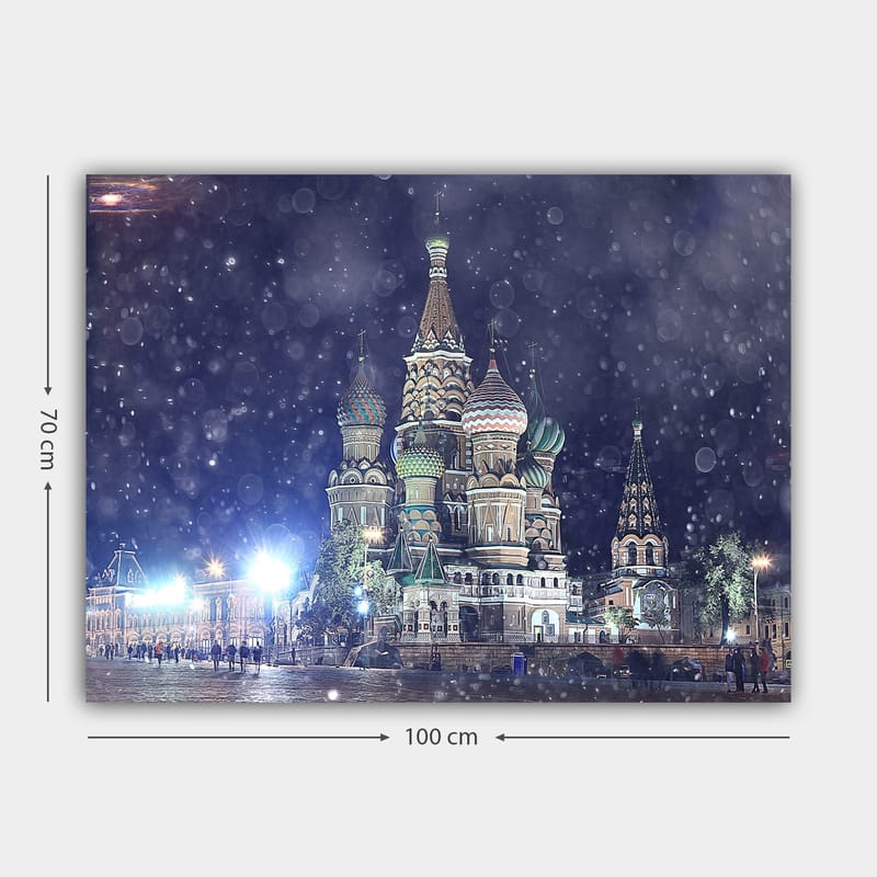 Lerretsbilde 70x100 cm - Fargerik og detaljert utsikt over den berømte Vasilijkatedralen i Moskva, omgitt av snøfall - Grønn / Rød / Blå - Innredning - Bilder & kunst - Lerretsbilder
