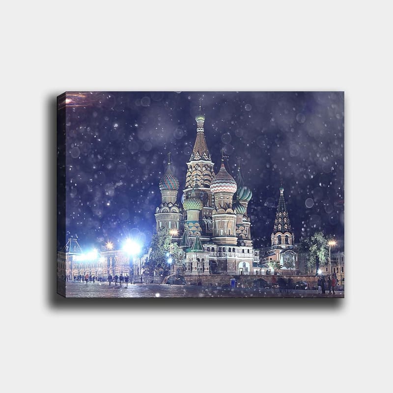 Lerretsbilde 70x100 cm - Fargerik og detaljert utsikt over den berømte Vasilijkatedralen i Moskva, omgitt av snøfall, Grønn / Rød / Blå